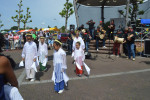 Jong en oud in traditionele kleding