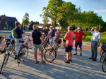 De nieuwe rotonde wordt bekeken